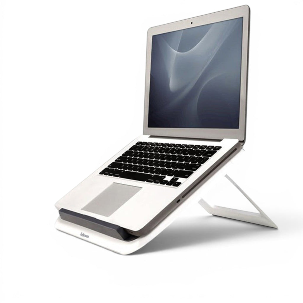 Fellowes I-Spire Quick Lift laptopstandaard in wit, verstelbaar in 7 standen voor ergonomisch werken.