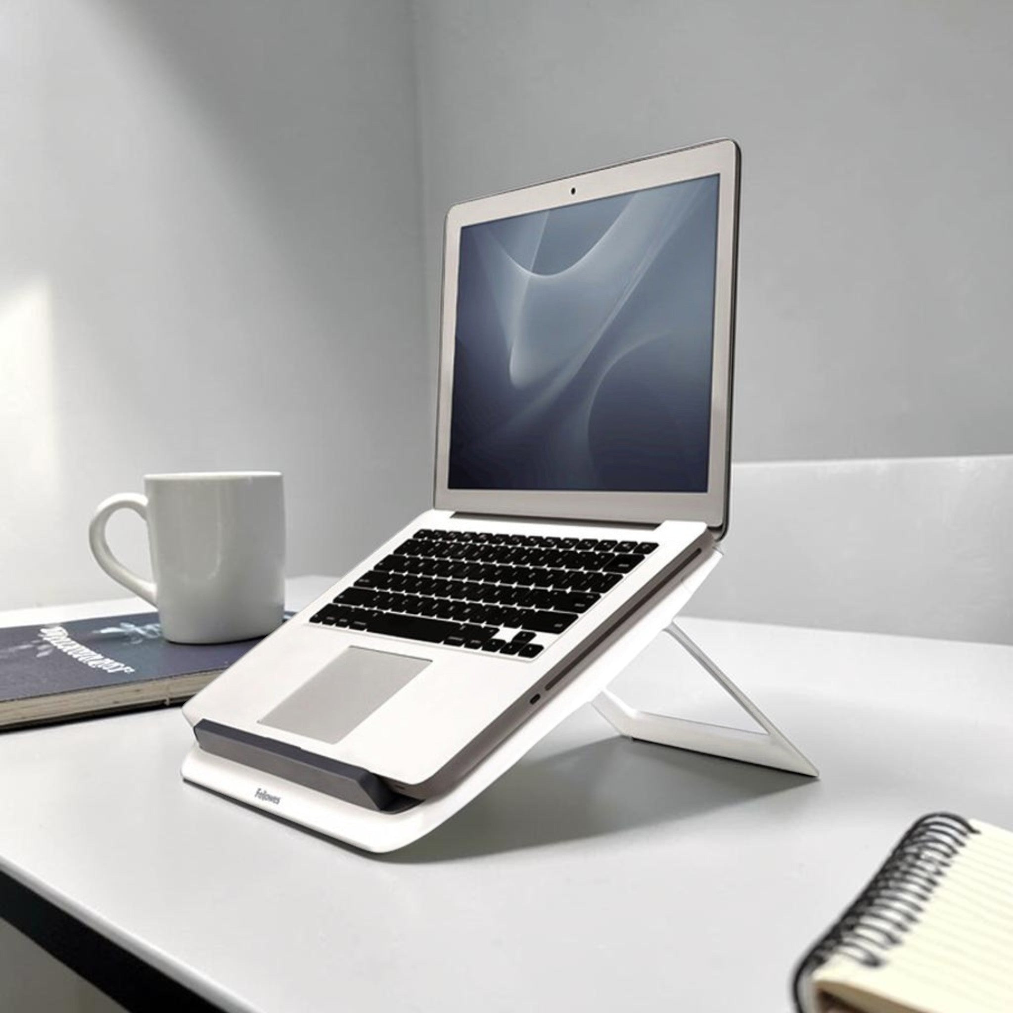 Fellowes I-Spire Quick Lift laptopstandaard in wit, verstelbaar in 7 standen, voor ergonomisch werken.