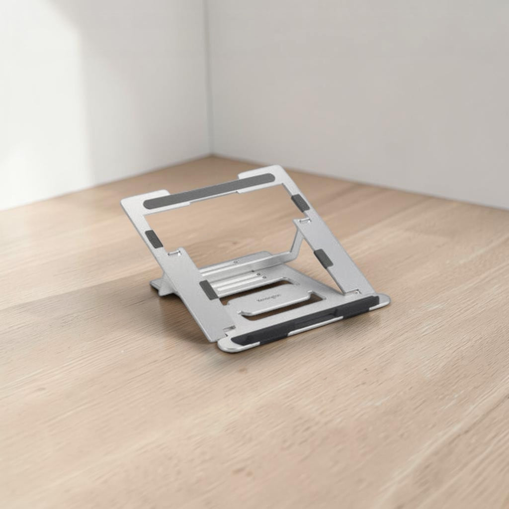 Deskshop Kensington aluminium laptopstandaard, verstelbaar en ergonomisch voor comfortabel werken.
