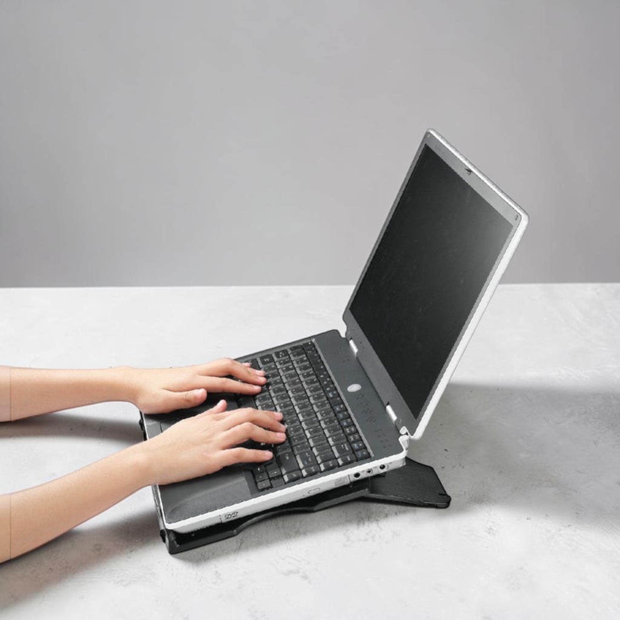 Deskshop laptopstandaard antraciet, verstelbaar tot 55 graden, voor ergonomische werkhouding