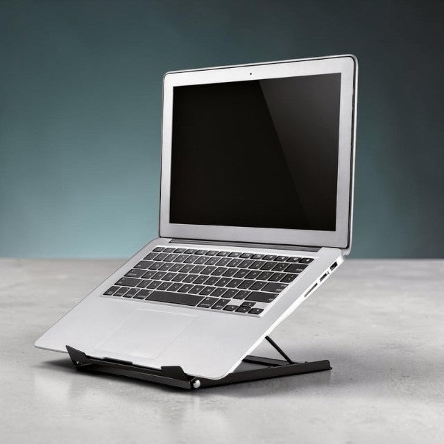 Deskshop Neomounts NSLS075 zwarte laptopstandaard, verstelbaar en ergonomisch voor comfortabel werken.