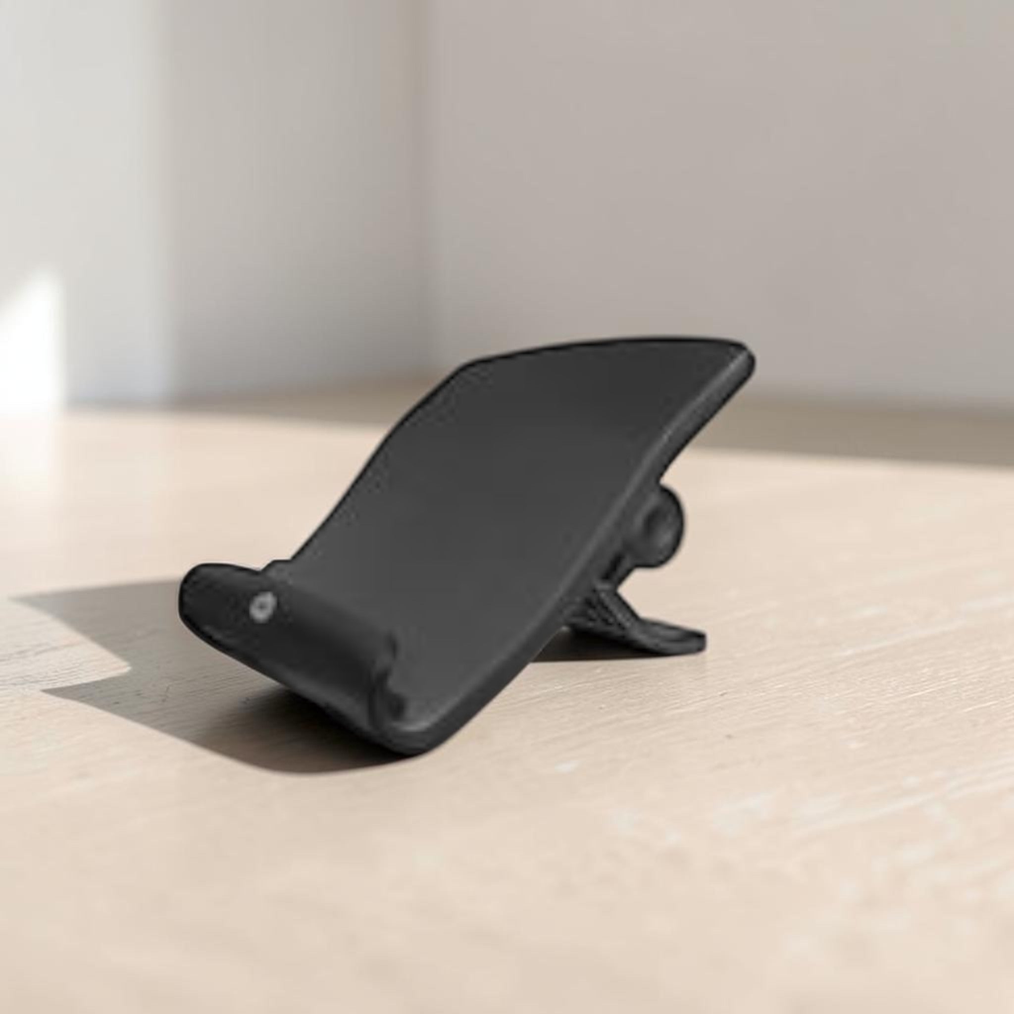 Deskshop zwarte, in 6 standen verstelbare laptopstandaard met 4-poorts hub voor ergonomisch werken.